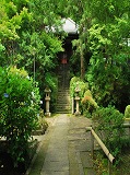 久安寺：緑の中の御影堂