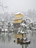 金閣寺：雪降る鏡湖池
