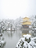 金閣寺：雪降る鏡湖池